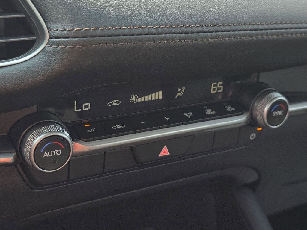 Mazda Mazda3 Sedan Vehicle Full-screen Gallery Image 18