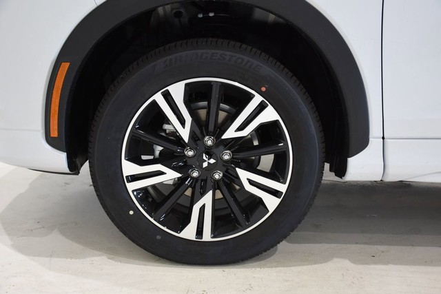 Mitsubishi Eclipse Cross Vehicle Full-screen Gallery Image 06