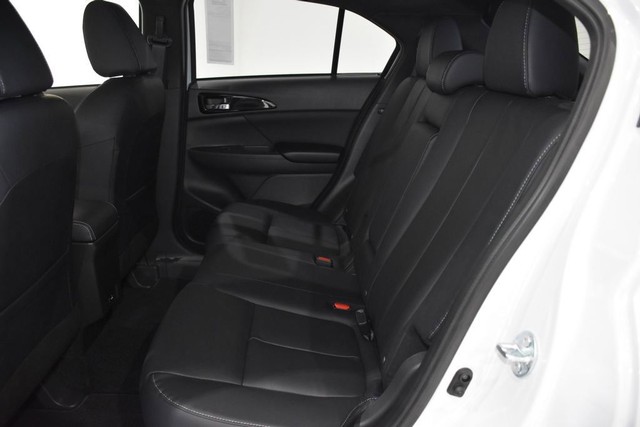 Mitsubishi Eclipse Cross Vehicle Full-screen Gallery Image 14