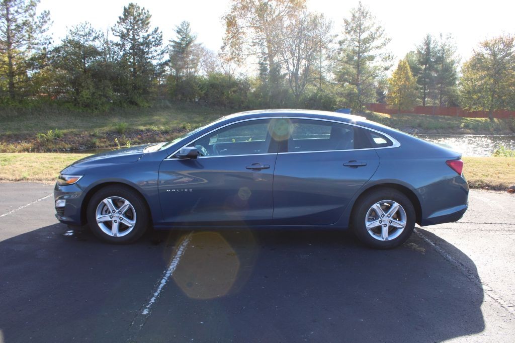 Chevrolet Malibu Vehicle Full-screen Gallery Image 01