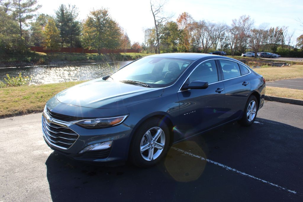 Chevrolet Malibu Vehicle Full-screen Gallery Image 02