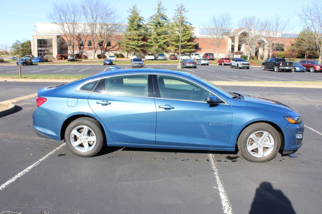 Chevrolet Malibu Vehicle Full-screen Gallery Image 05