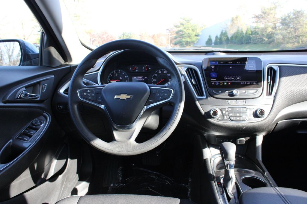 Chevrolet Malibu Vehicle Full-screen Gallery Image 09
