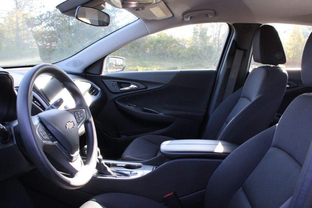 Chevrolet Malibu Vehicle Full-screen Gallery Image 10