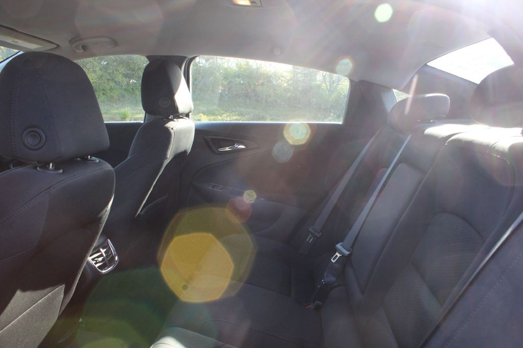 Chevrolet Malibu Vehicle Full-screen Gallery Image 11