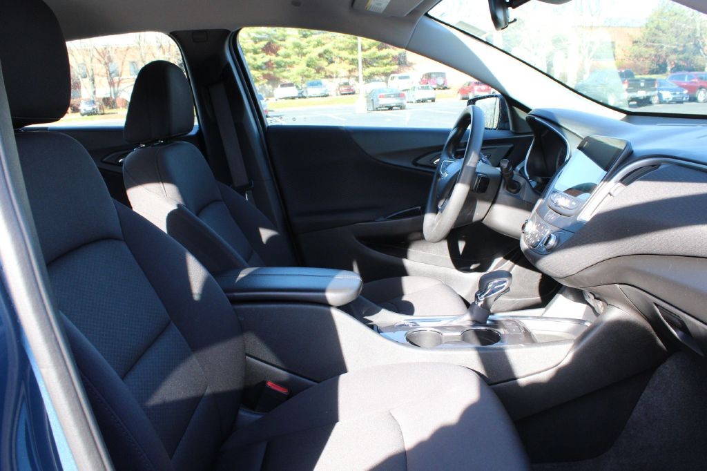 Chevrolet Malibu Vehicle Full-screen Gallery Image 12