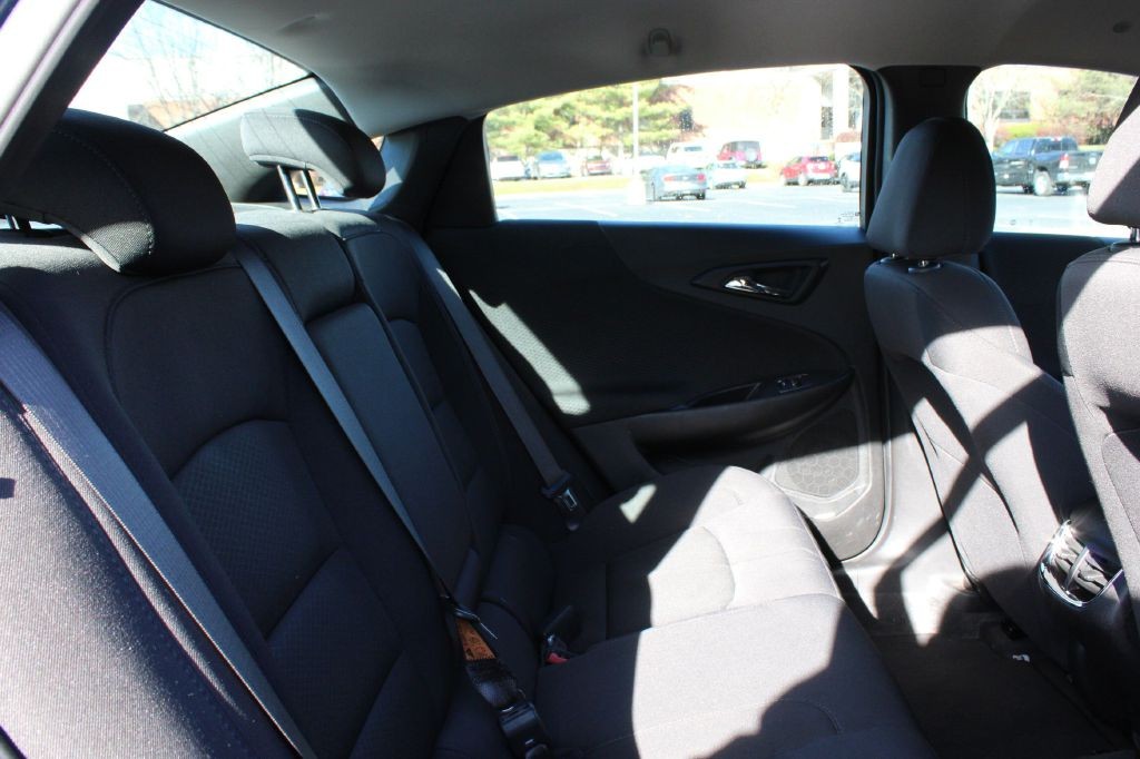 Chevrolet Malibu Vehicle Full-screen Gallery Image 13