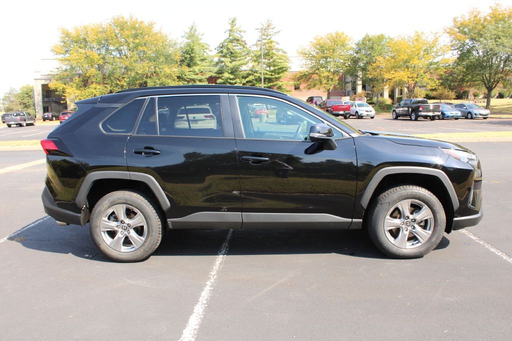 Toyota RAV4 Vehicle Full-screen Gallery Image 05