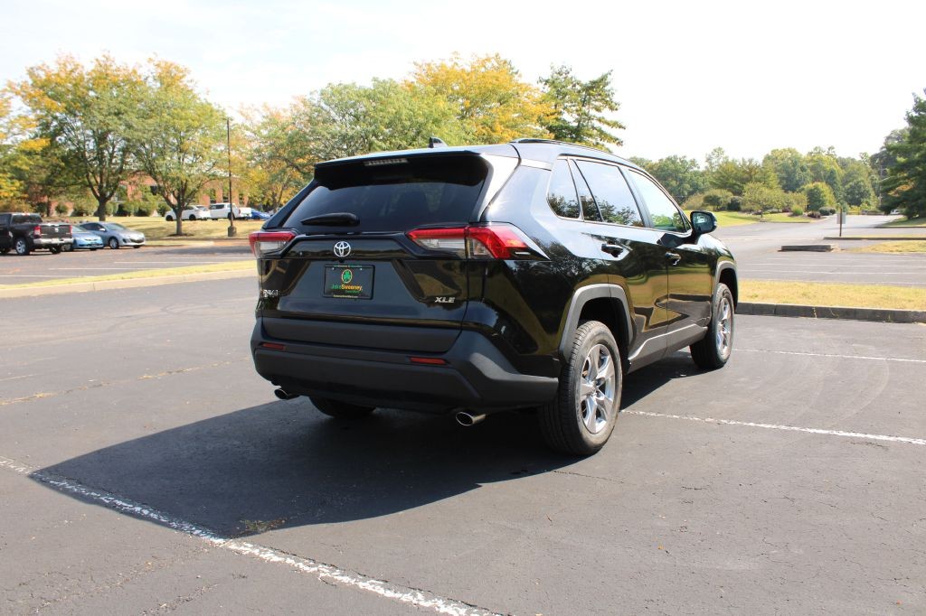 Toyota RAV4 Vehicle Full-screen Gallery Image 06