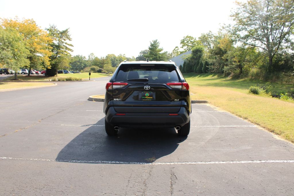 Toyota RAV4 Vehicle Full-screen Gallery Image 07