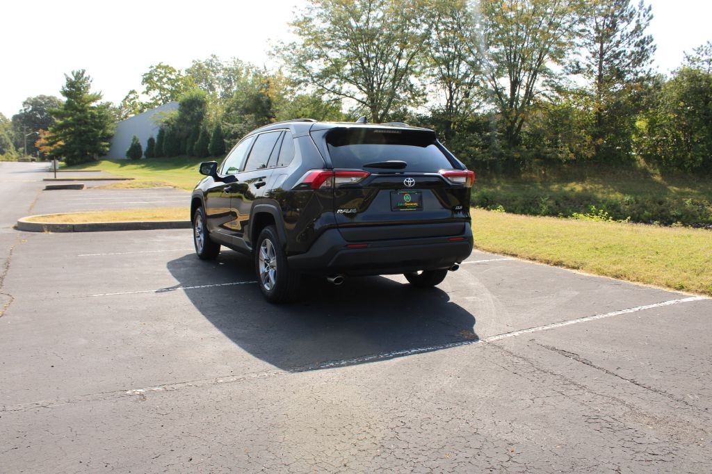 Toyota RAV4 Vehicle Full-screen Gallery Image 08