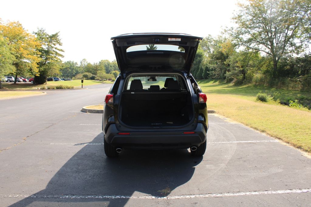 Toyota RAV4 Vehicle Full-screen Gallery Image 09