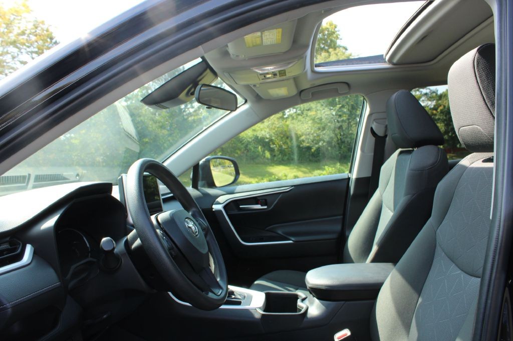 Toyota RAV4 Vehicle Full-screen Gallery Image 10