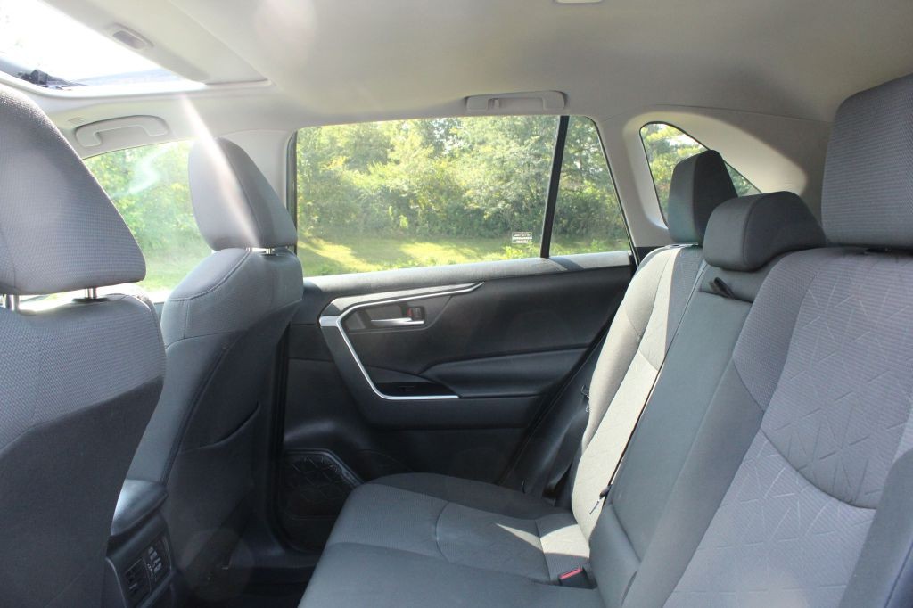 Toyota RAV4 Vehicle Full-screen Gallery Image 11