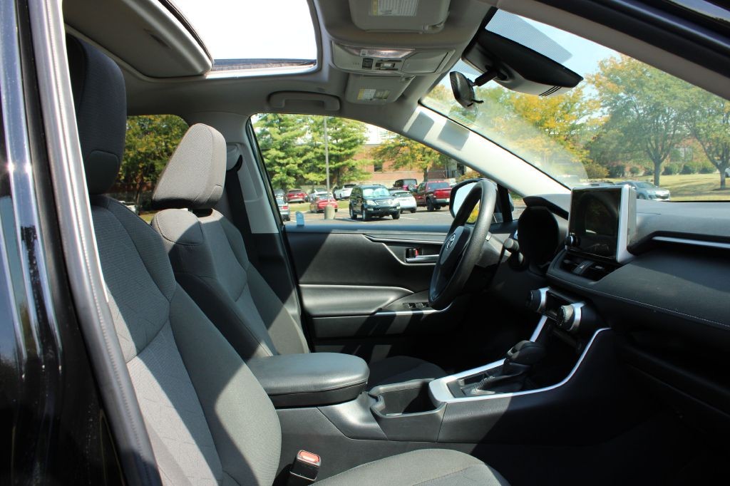 Toyota RAV4 Vehicle Full-screen Gallery Image 12