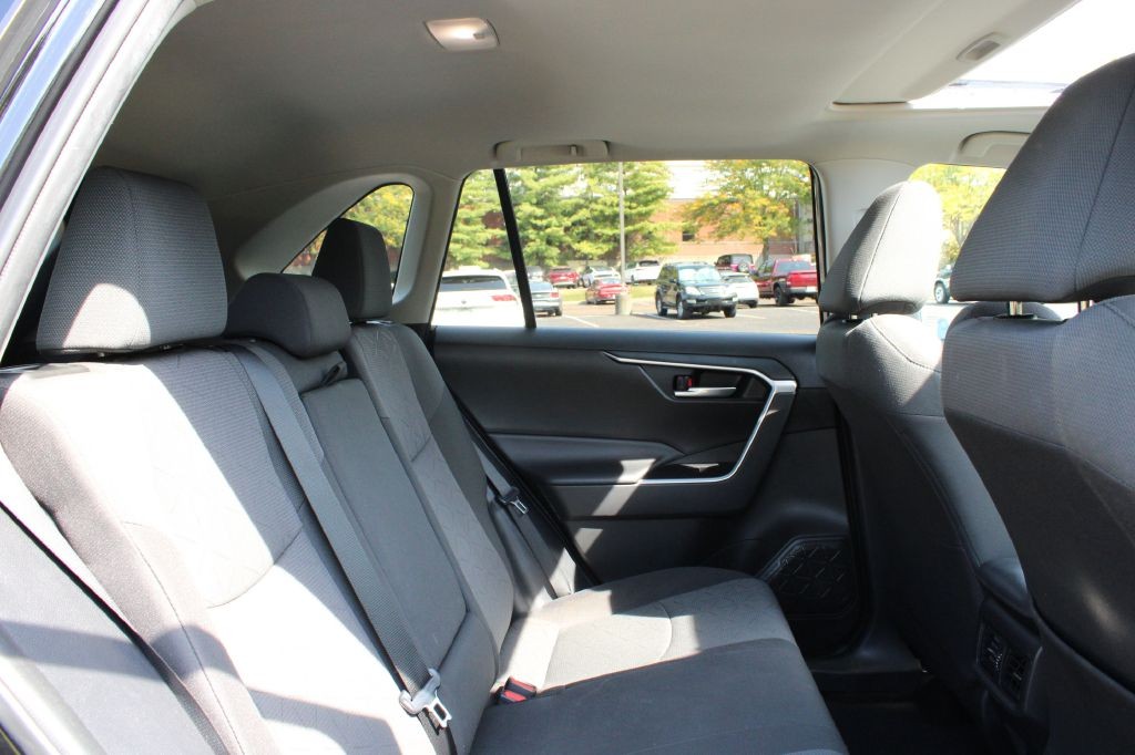 Toyota RAV4 Vehicle Full-screen Gallery Image 13