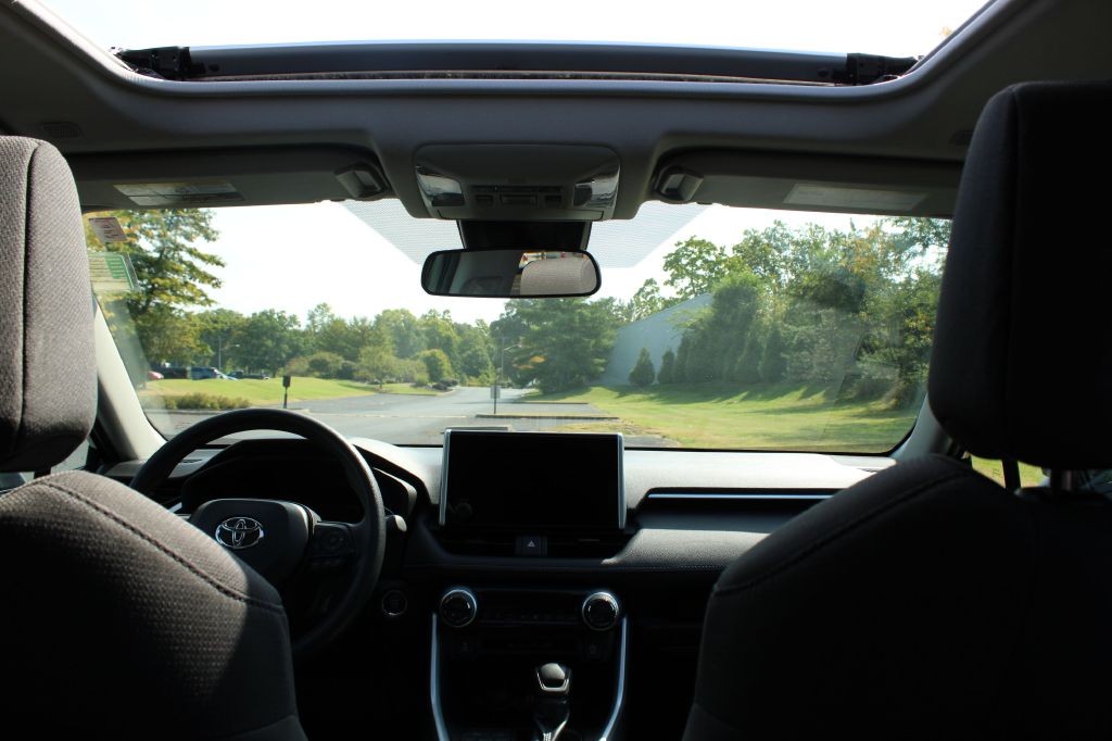 Toyota RAV4 Vehicle Full-screen Gallery Image 14