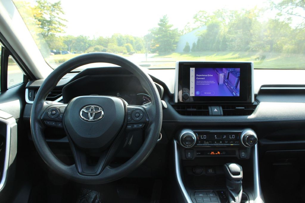 Toyota RAV4 Vehicle Full-screen Gallery Image 15