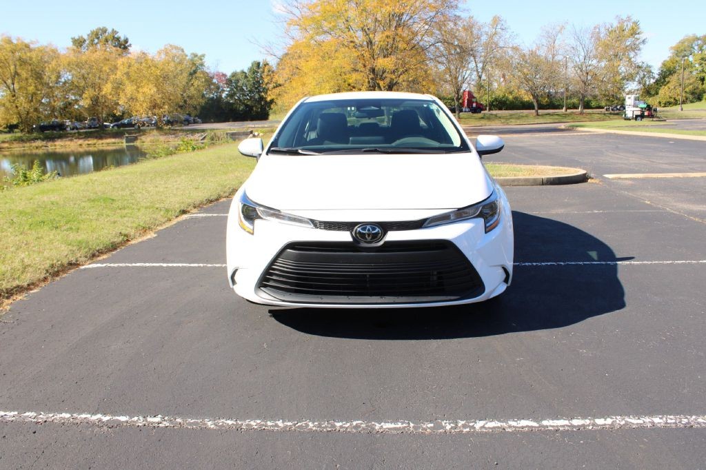 Toyota Corolla Vehicle Full-screen Gallery Image 03