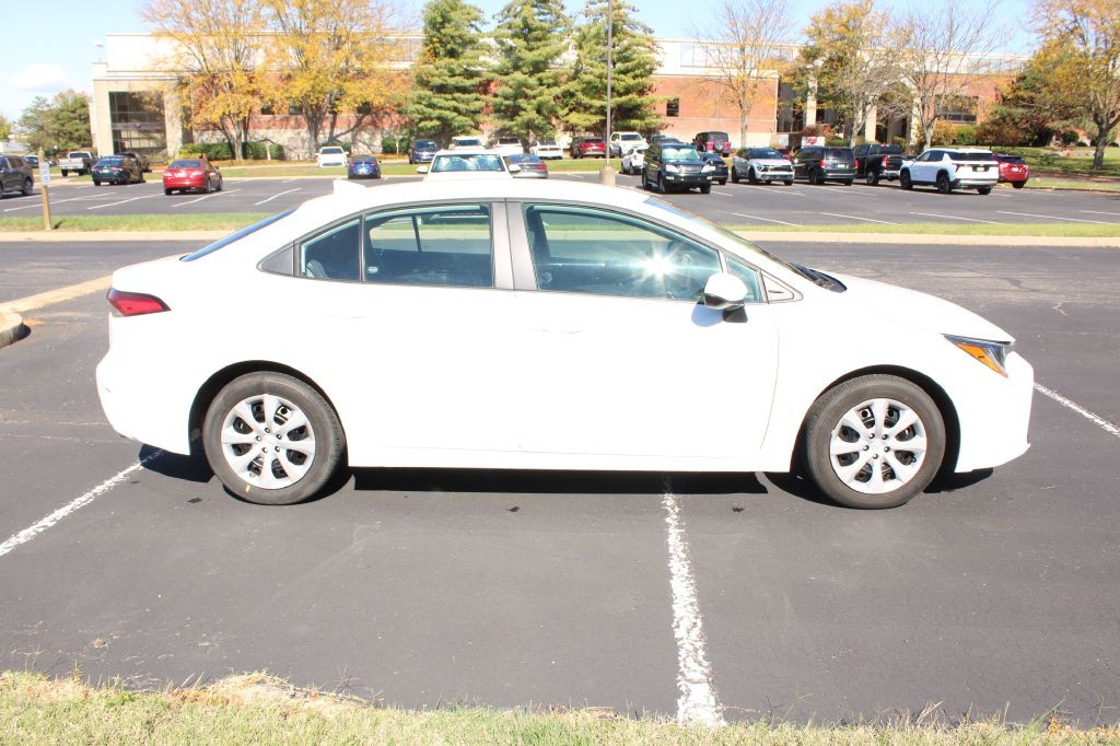 Toyota Corolla Vehicle Full-screen Gallery Image 05