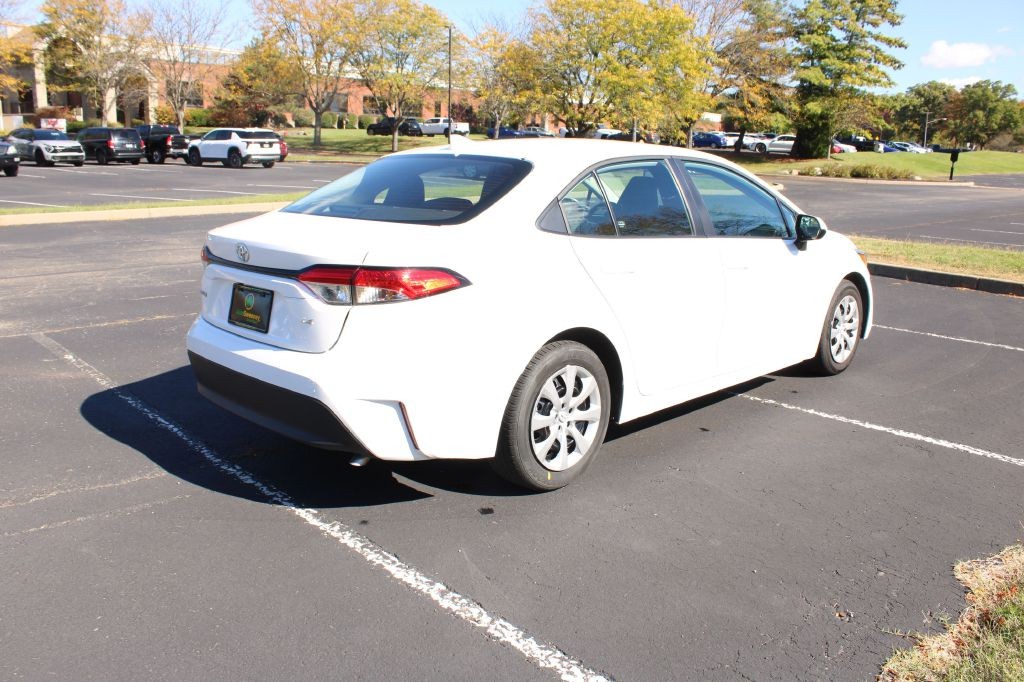 Toyota Corolla Vehicle Full-screen Gallery Image 06