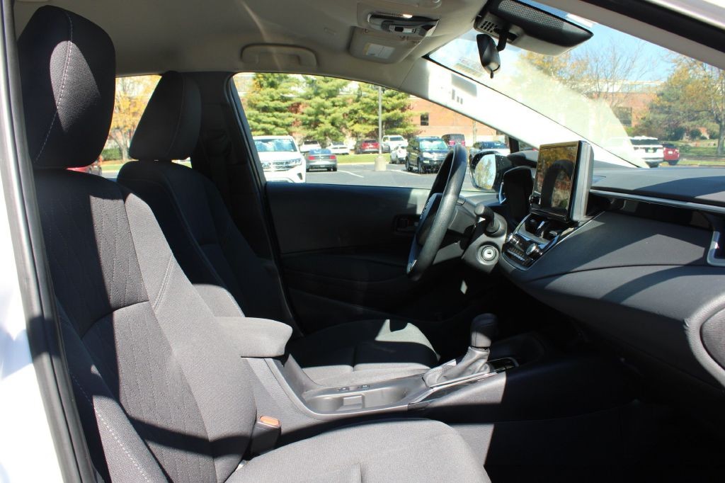 Toyota Corolla Vehicle Full-screen Gallery Image 12