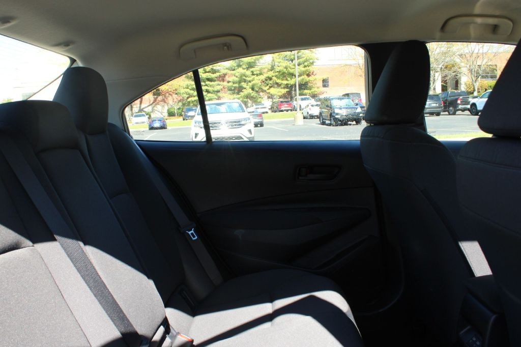 Toyota Corolla Vehicle Full-screen Gallery Image 13