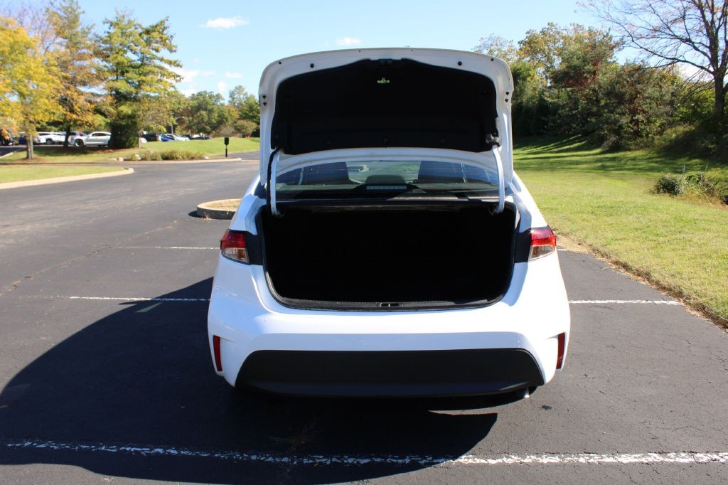 Toyota Corolla Vehicle Full-screen Gallery Image 15