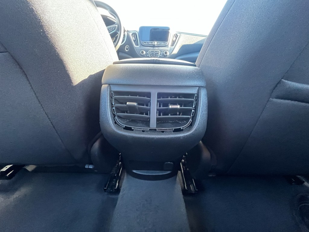 Chevrolet Malibu Vehicle Full-screen Gallery Image 12