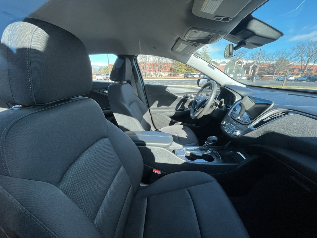 Chevrolet Malibu Vehicle Full-screen Gallery Image 18