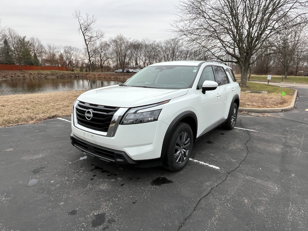 Nissan Pathfinder Vehicle Full-screen Gallery Image 02