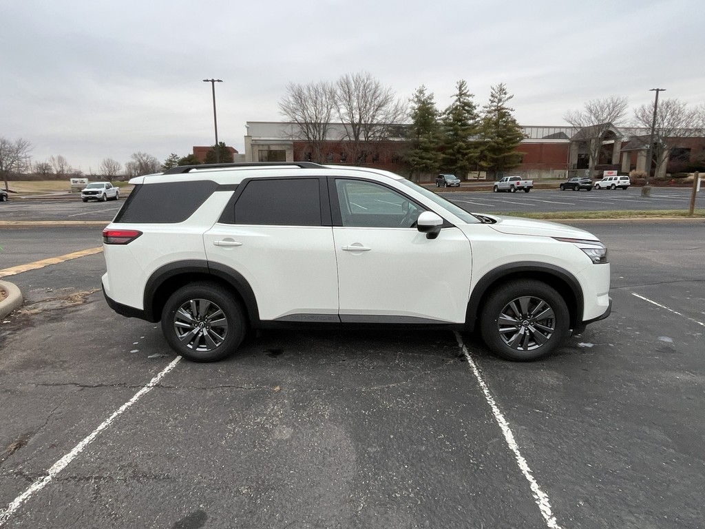 Nissan Pathfinder Vehicle Full-screen Gallery Image 05