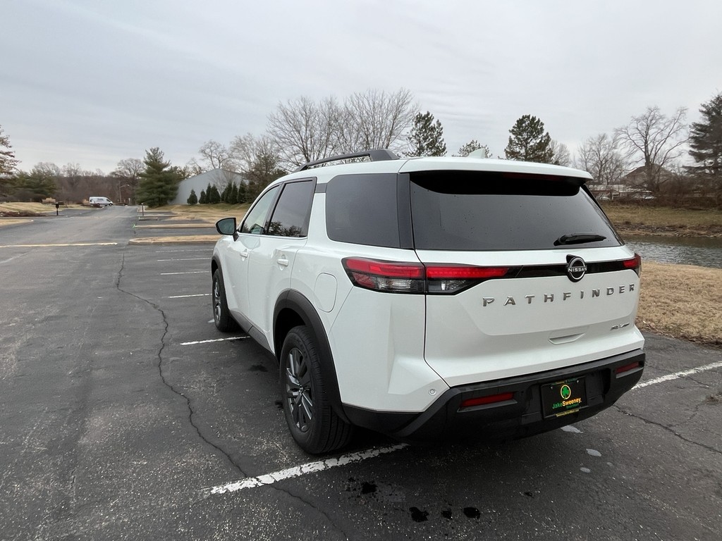 Nissan Pathfinder Vehicle Full-screen Gallery Image 08