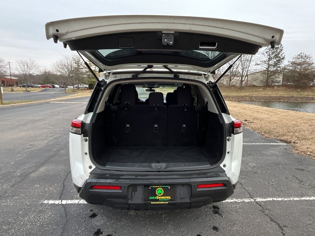 Nissan Pathfinder Vehicle Full-screen Gallery Image 10