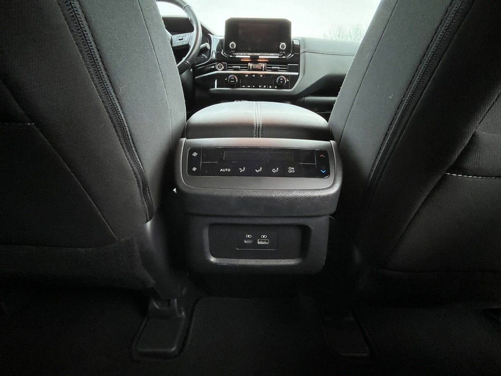 Nissan Pathfinder Vehicle Full-screen Gallery Image 12