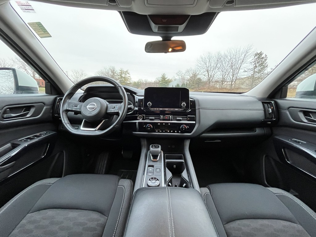 Nissan Pathfinder Vehicle Full-screen Gallery Image 13