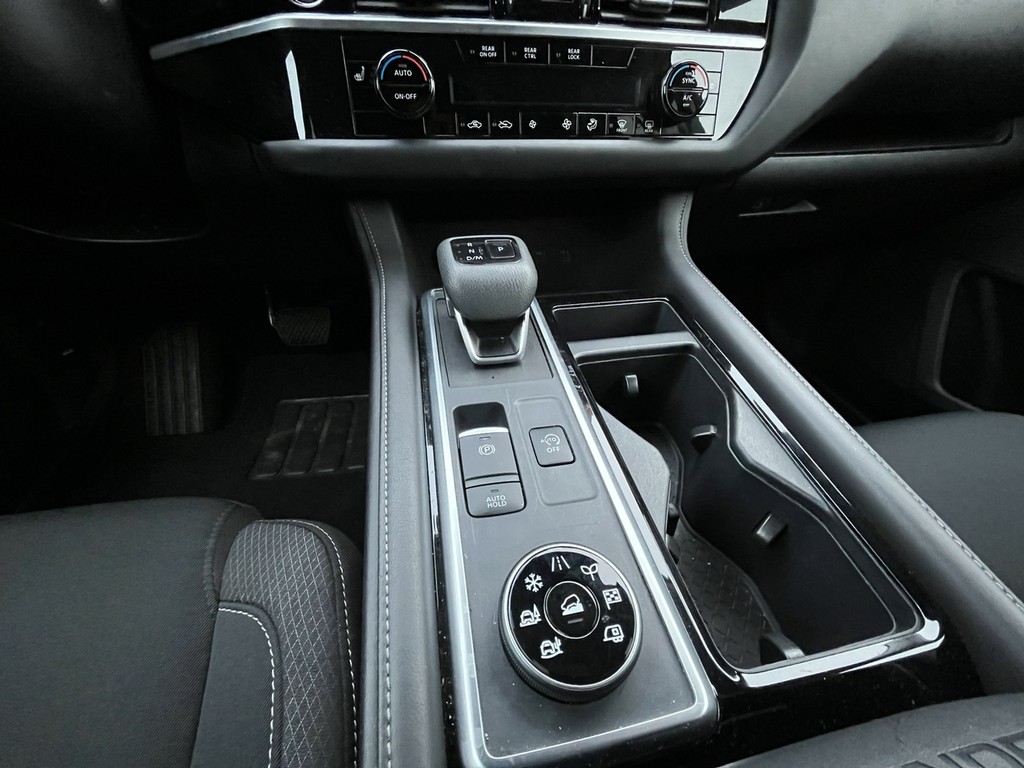 Nissan Pathfinder Vehicle Full-screen Gallery Image 16