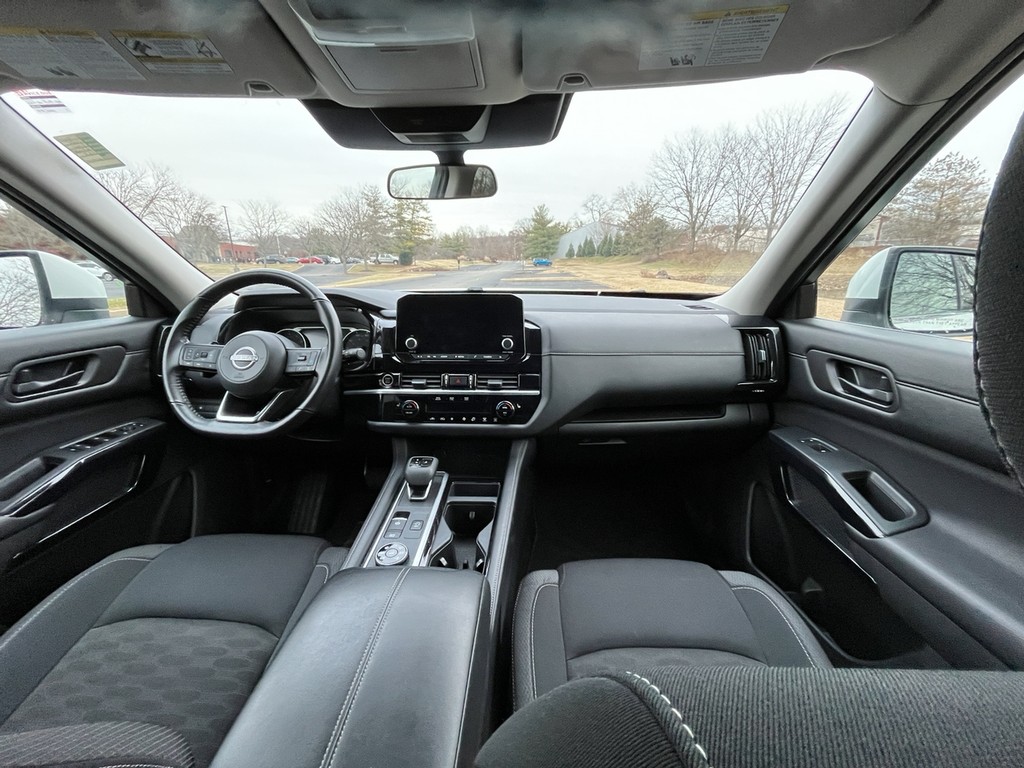 Nissan Pathfinder Vehicle Full-screen Gallery Image 17