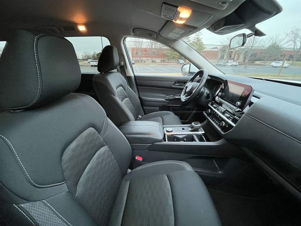 Nissan Pathfinder Vehicle Full-screen Gallery Image 19