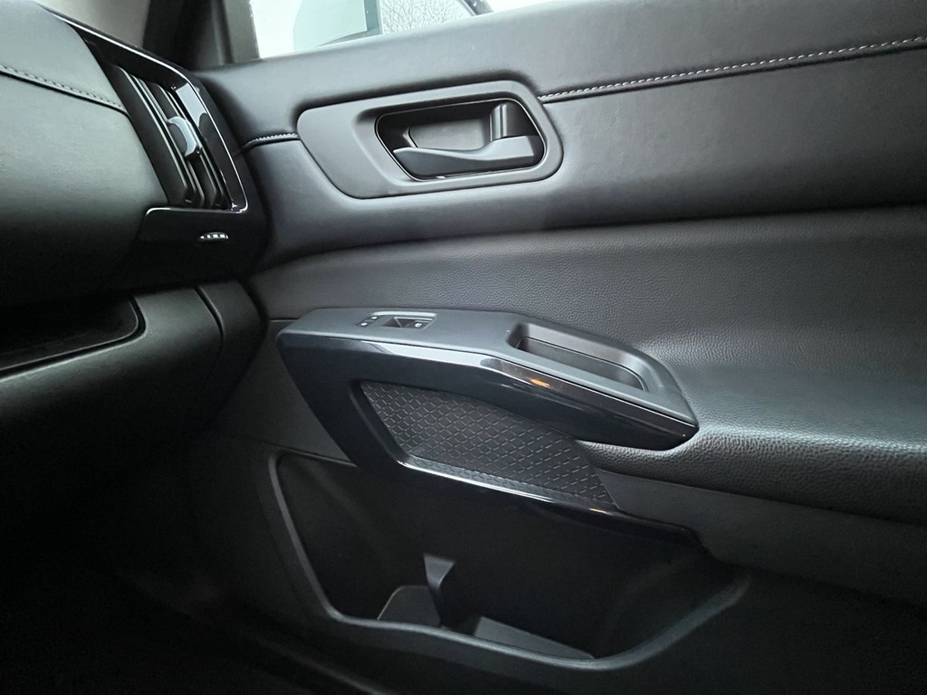 Nissan Pathfinder Vehicle Full-screen Gallery Image 23