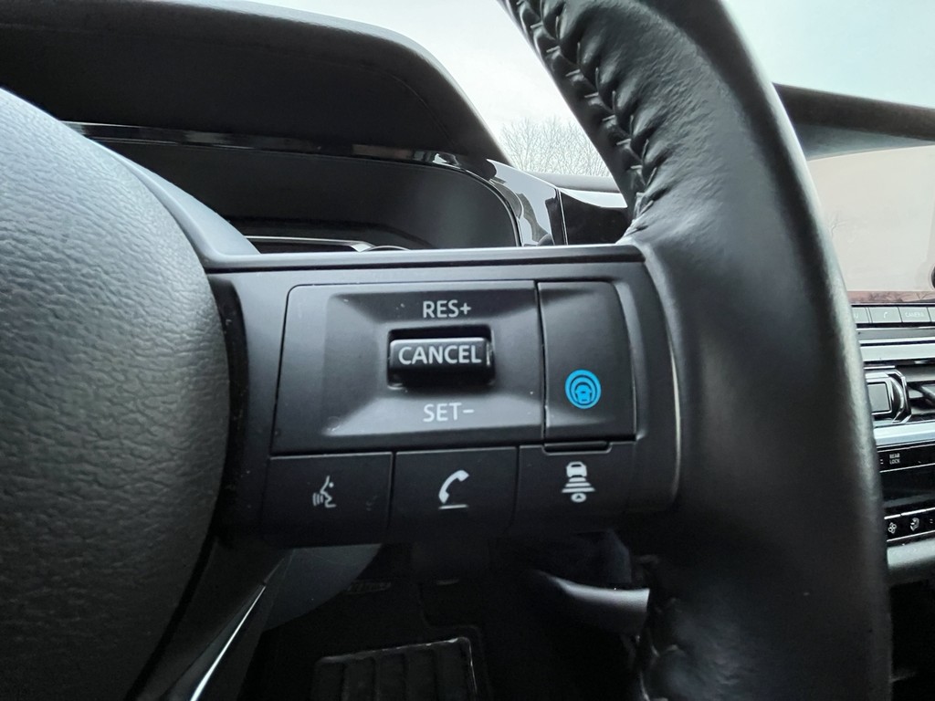 Nissan Pathfinder Vehicle Full-screen Gallery Image 25