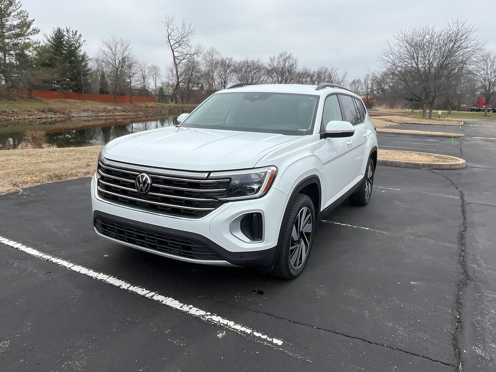 Volkswagen Atlas Vehicle Full-screen Gallery Image 02