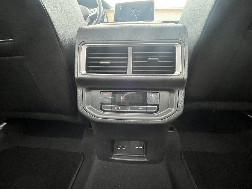 Volkswagen Atlas Vehicle Full-screen Gallery Image 12