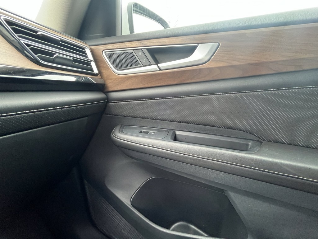 Volkswagen Atlas Vehicle Full-screen Gallery Image 23