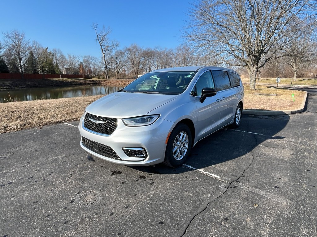 Chrysler Pacifica Vehicle Full-screen Gallery Image 02