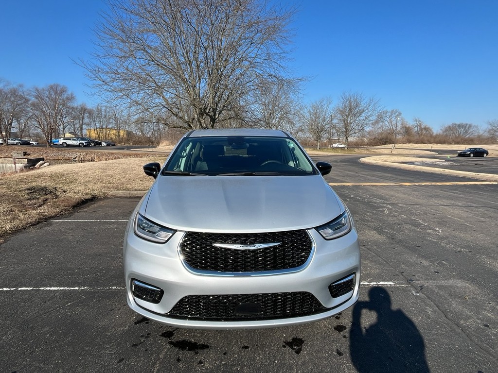 Chrysler Pacifica Vehicle Full-screen Gallery Image 03