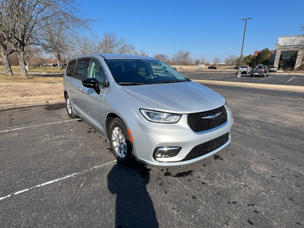 Chrysler Pacifica Vehicle Full-screen Gallery Image 04