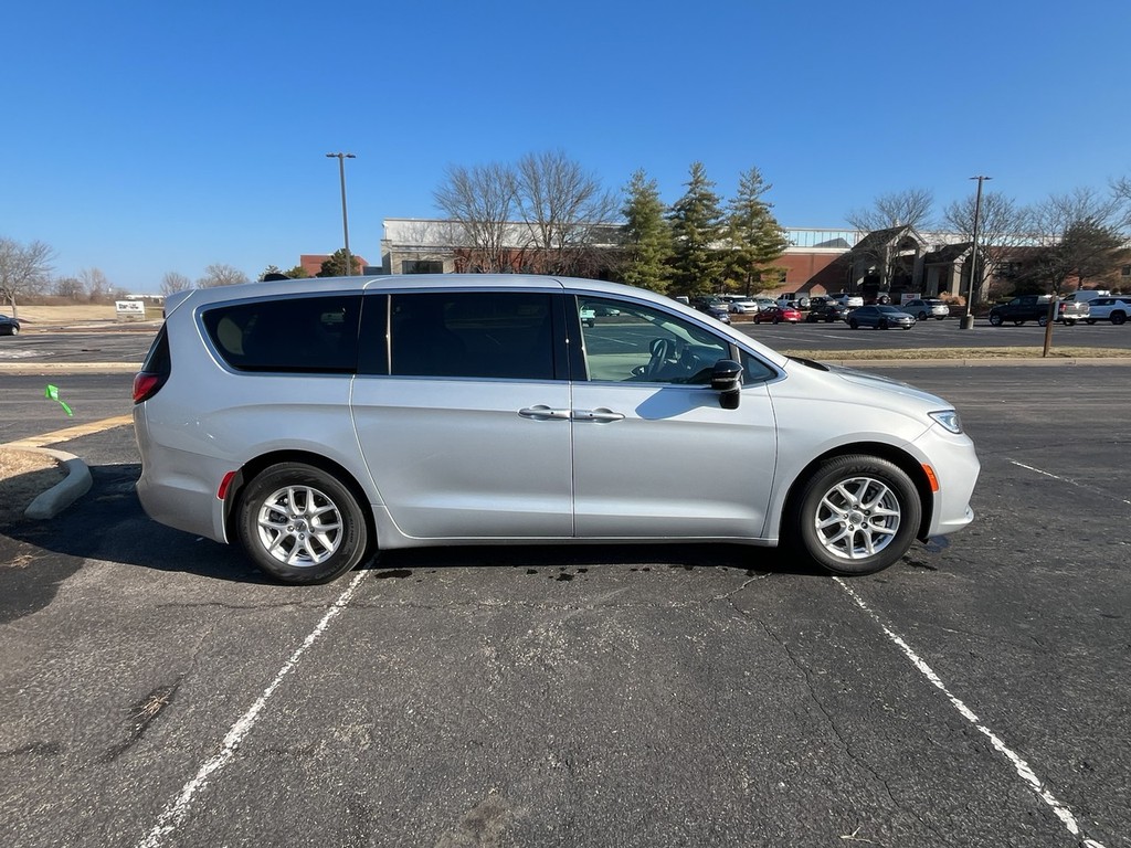 Chrysler Pacifica Vehicle Full-screen Gallery Image 05