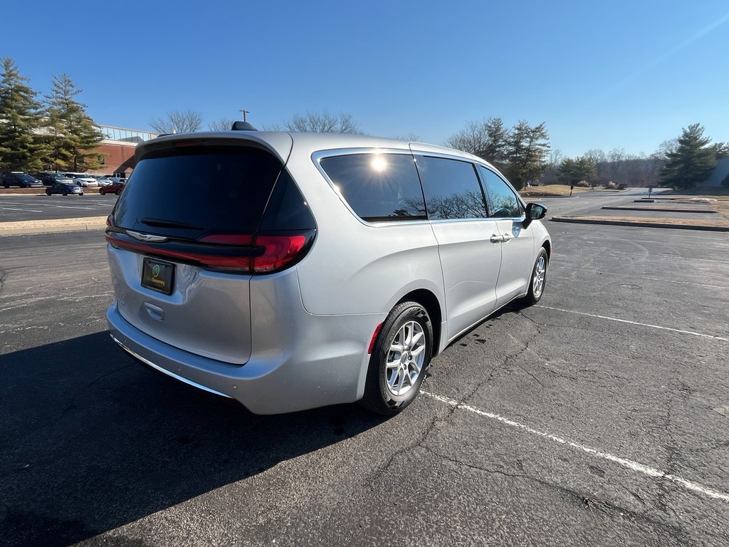 Chrysler Pacifica Vehicle Full-screen Gallery Image 06