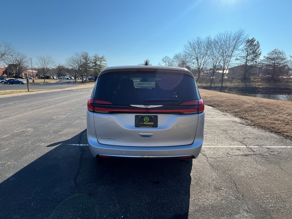 Chrysler Pacifica Vehicle Full-screen Gallery Image 07